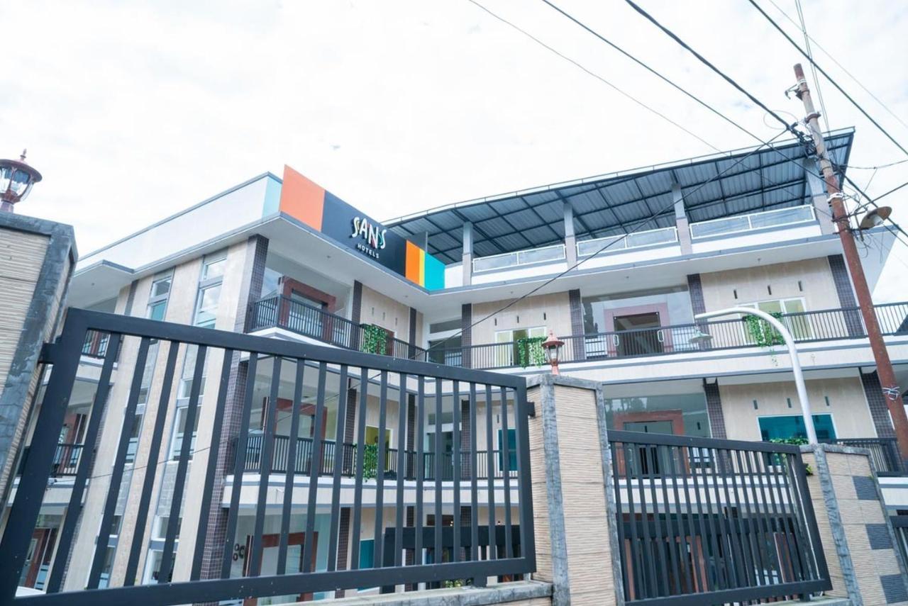 Sans Hotel Queen Batu Sumber Brantas Exterior foto