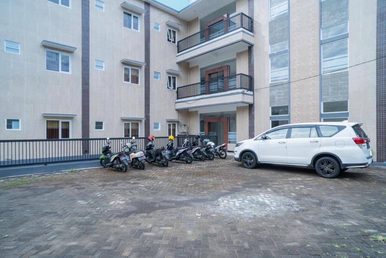 Sans Hotel Queen Batu Sumber Brantas Exterior foto